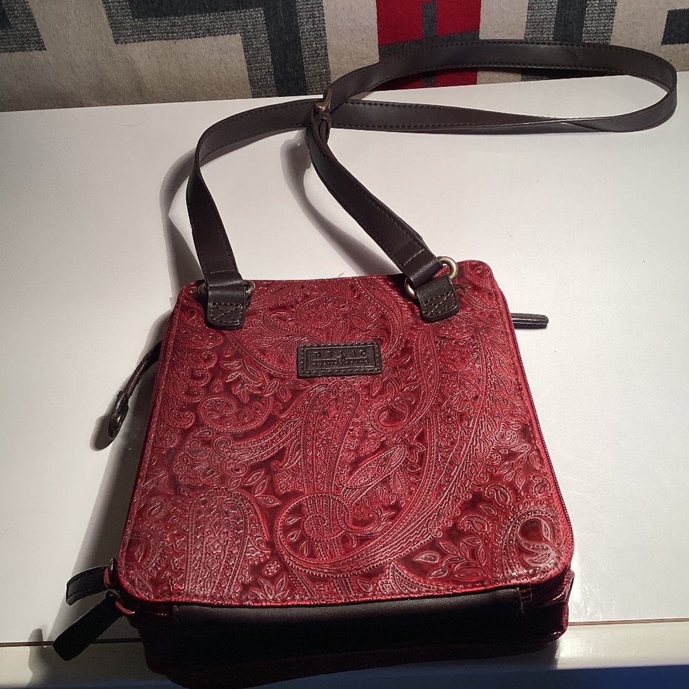 RELIC CROSS BODY BAG TOOLED FAUX BURGUNDY LEATHER - Picture 2 of 3